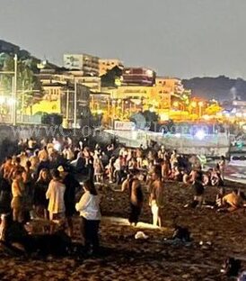 Notte di Ferragosto e spiagge vietate, la denuncia: «L’ordinanza del sindaco di Pozzuoli non è stata rispettata»