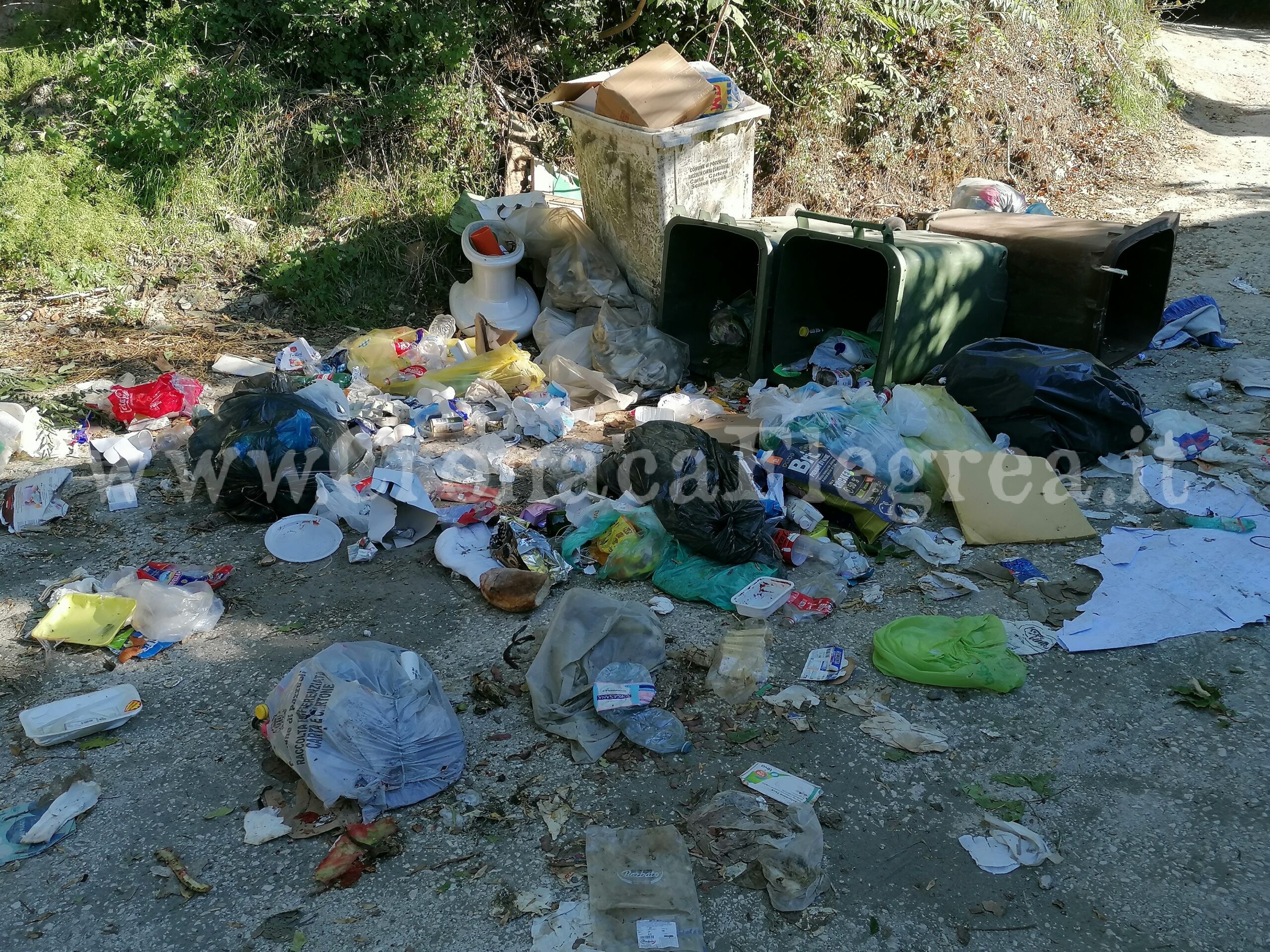 POZZUOLI/ Rifiuti non prelevati in via Cofanara, l’sos dei residenti