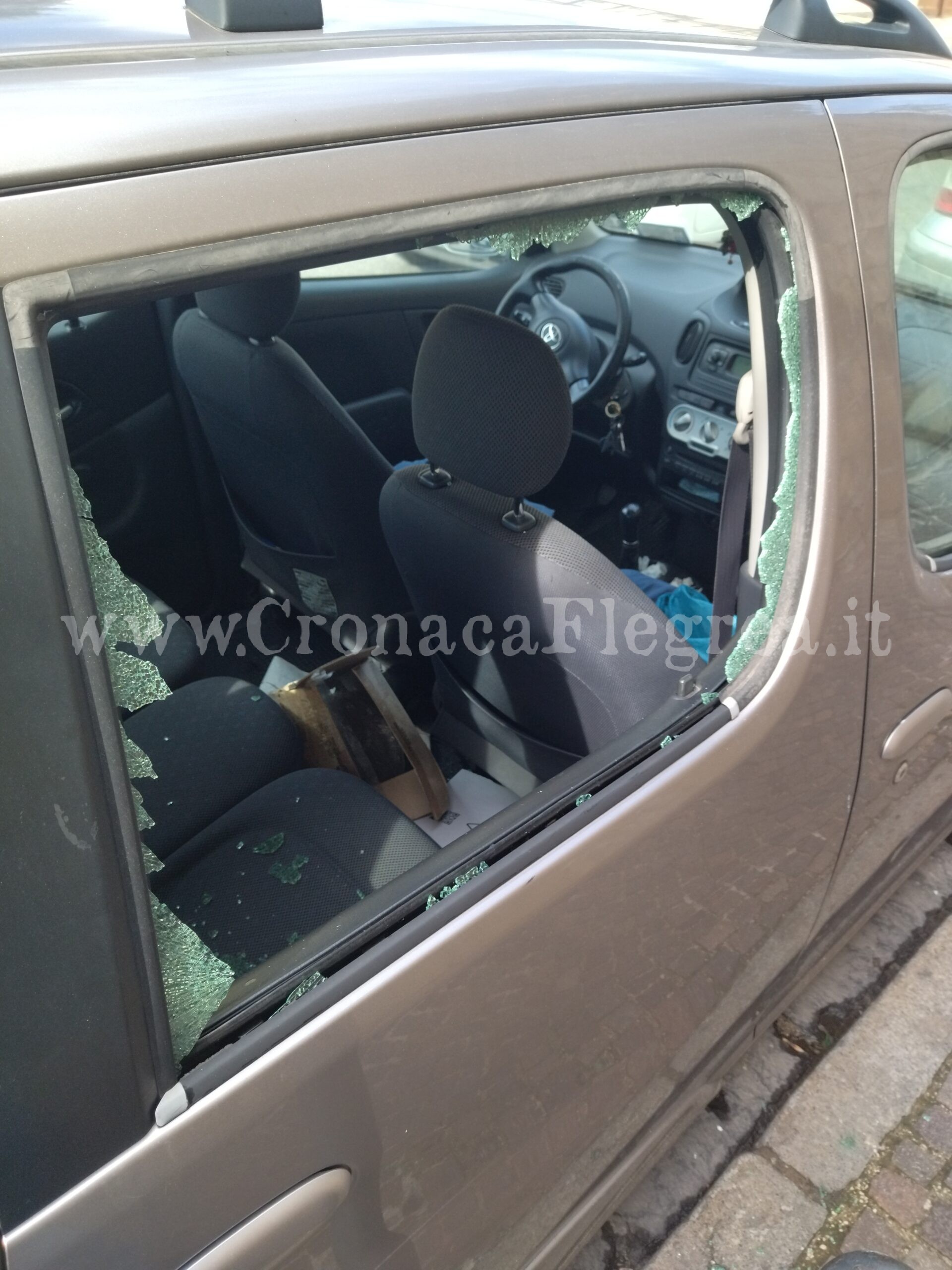 I LETTORI SEGNALANO/ «La mia auto danneggiata a Pozzuoli dai ladri» – LE FOTO