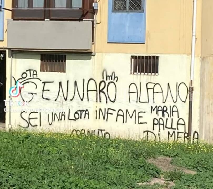 POZZUOLI/ Al Rione Toiano scritte contro il nuovo pentito di camorra: «Alfano infame»