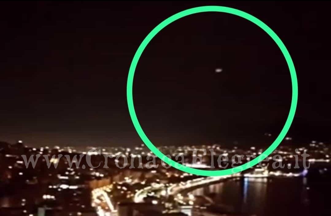 Disco volante nel cielo di Napoli: il video di una giovane di Pozzuoli «E’ un ufo?»