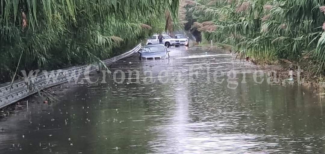 Allagamenti a Licola, auto intrappolate nell’acqua e seggi elettorali isolati – LE FOTO