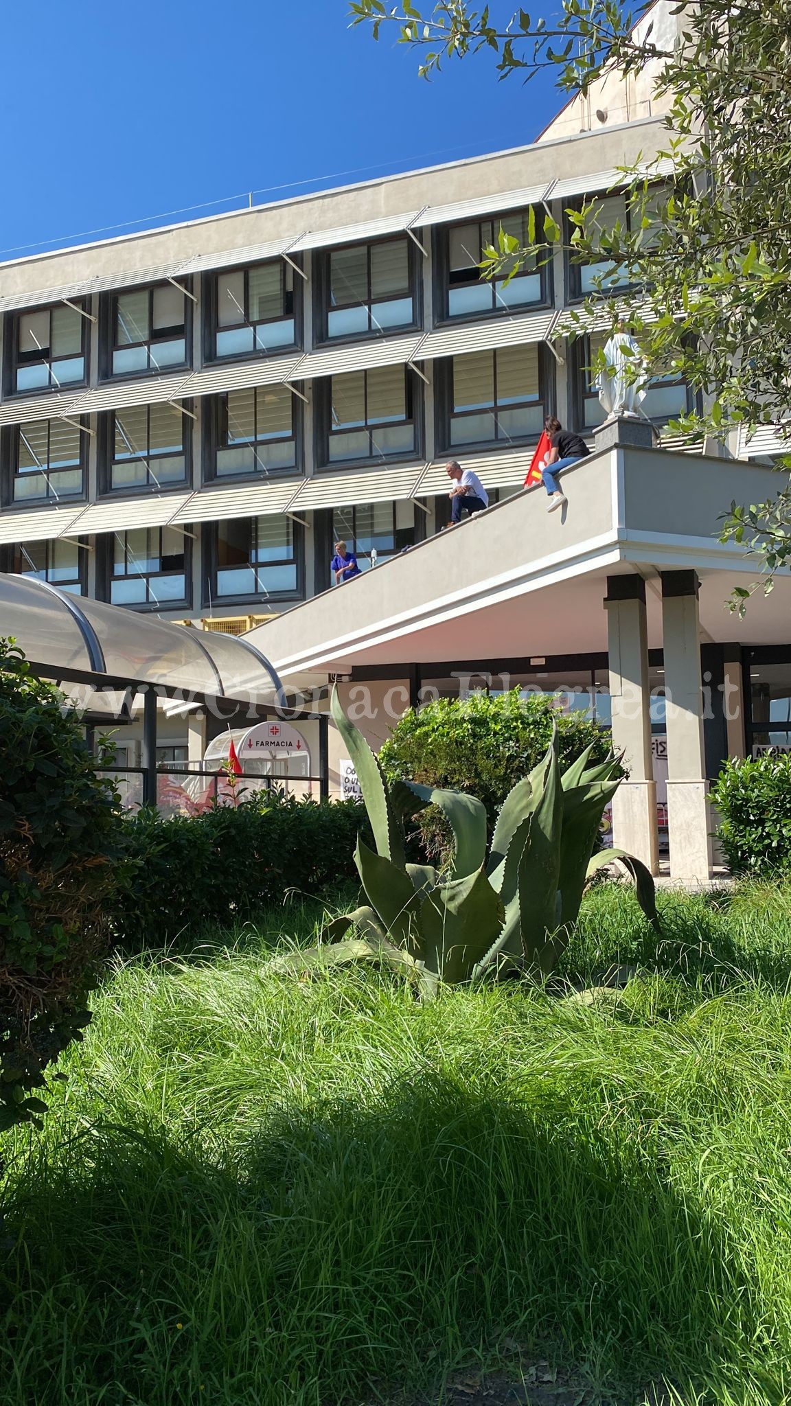 Protesta all’ospedale di Pozzuoli: lavoratori salgono sul tetto – LE FOTO