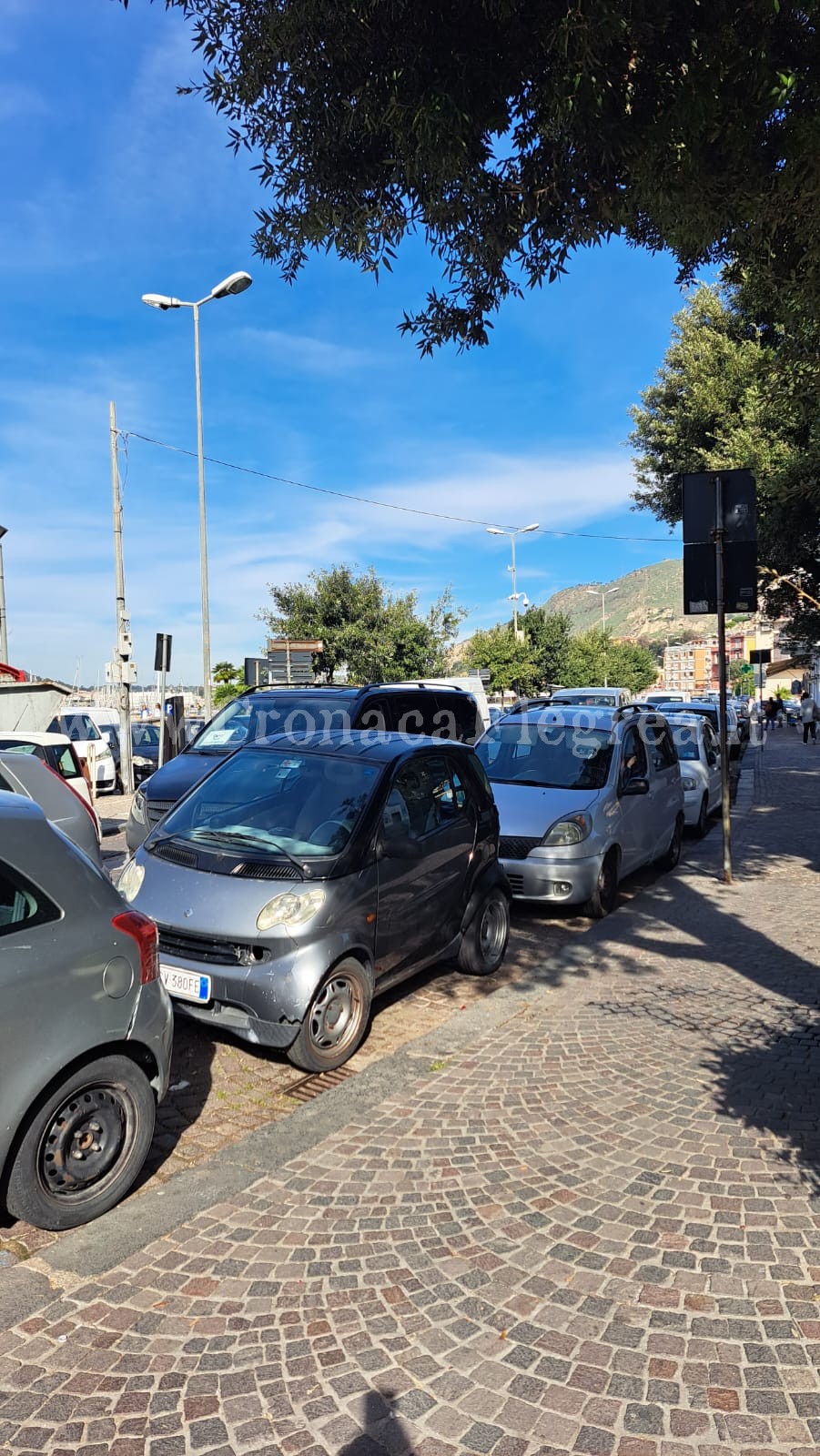 Trasporto barca blocca Pozzuoli, traffico in tilt – LE FOTO