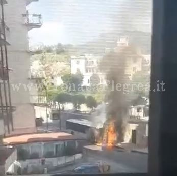 POZZUOLI/ Pullman in fiamme nei pressi dell’istituto “Petronio”