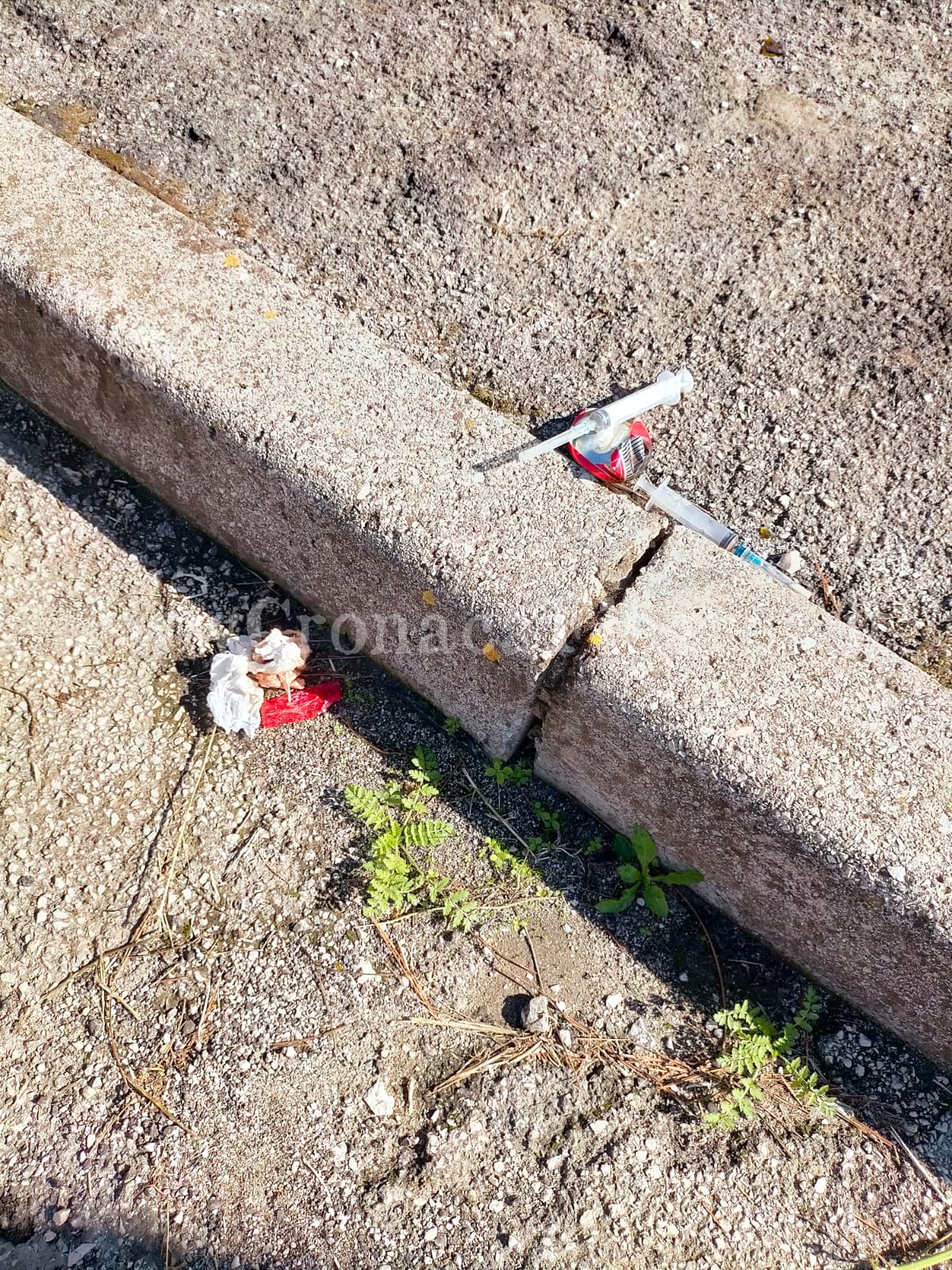 I LETTORI SEGNALANO/ «Siringhe davanti alla scuola elementare di Monterusciello: nessuno pulisce»