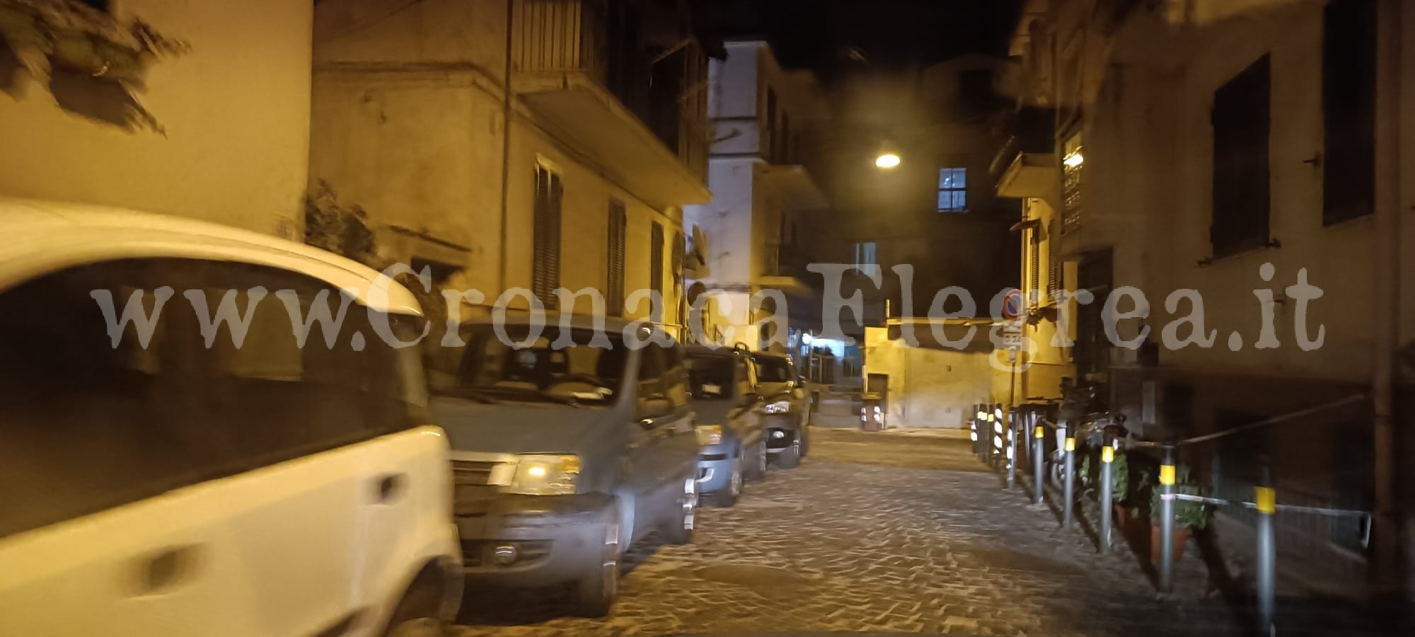 POZZUOLI/ La denuncia: «Auto parcheggiate in divieto di sosta: così rischiamo di fare la fine dei topi» – LE FOTO