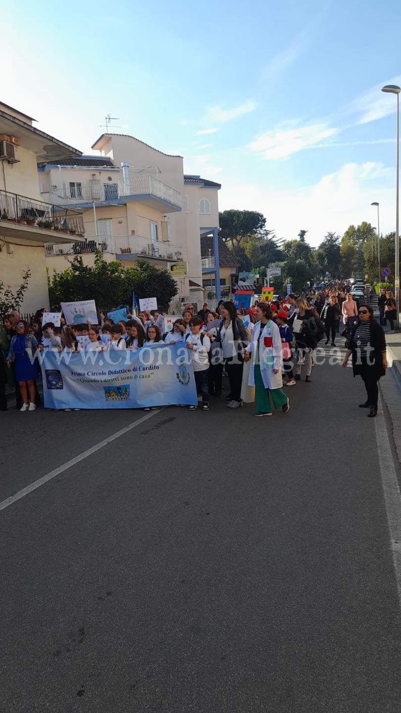 La staffetta sui diritti dei bambini fa tappa a Quarto: centinaia di alunni in corteo