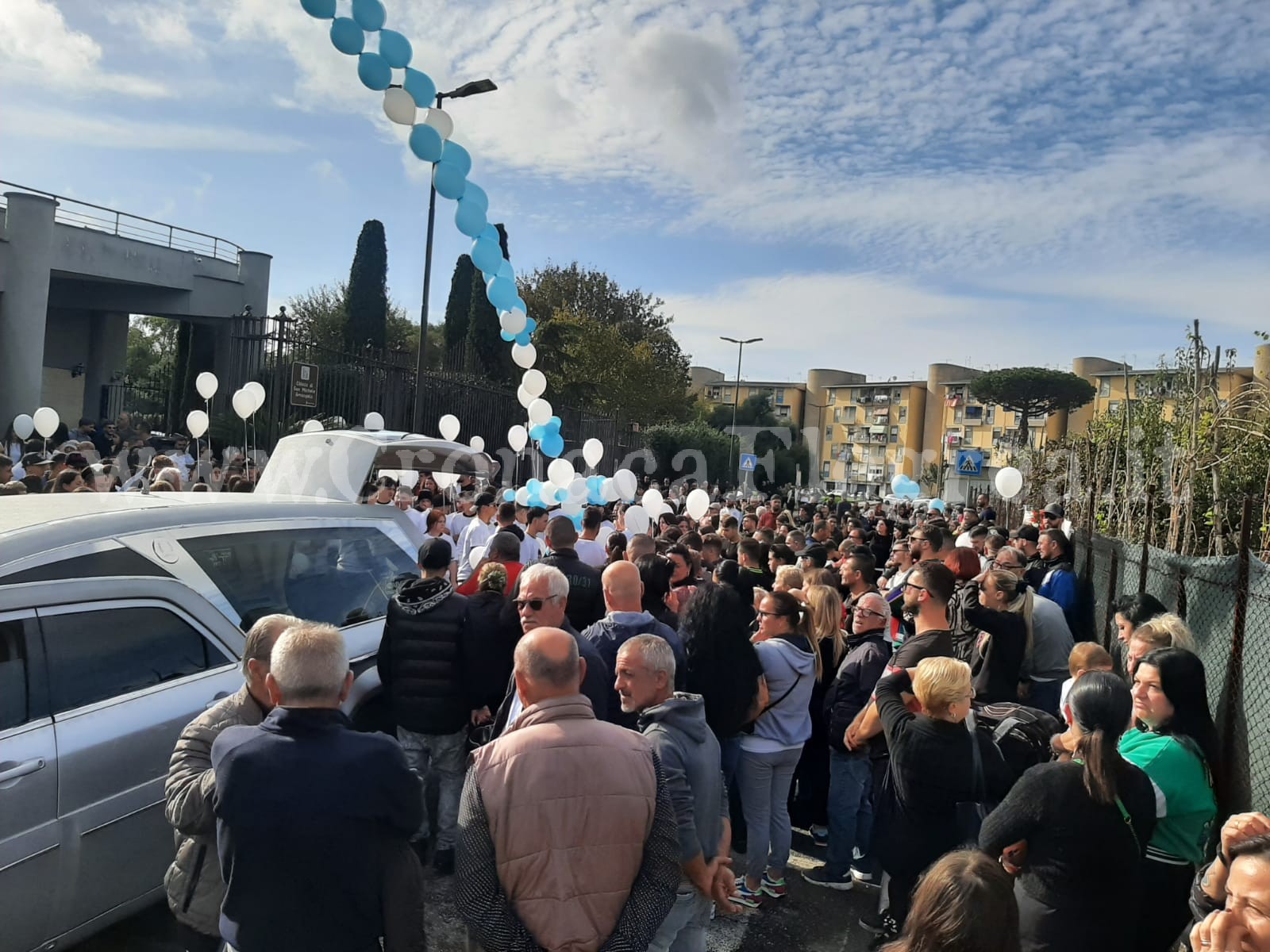 POZZUOLI/ Palloncini e fuochi d’artificio per l’ultimo saluto a Pasquale