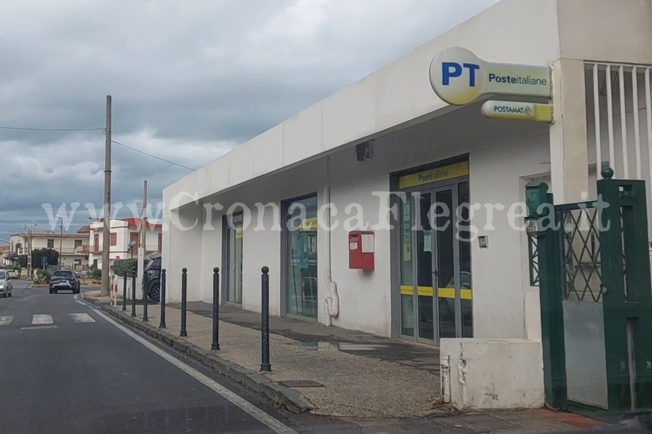 Rapina con ostaggio all’ufficio postale di Bacoli: banditi in fuga con 9mila euro