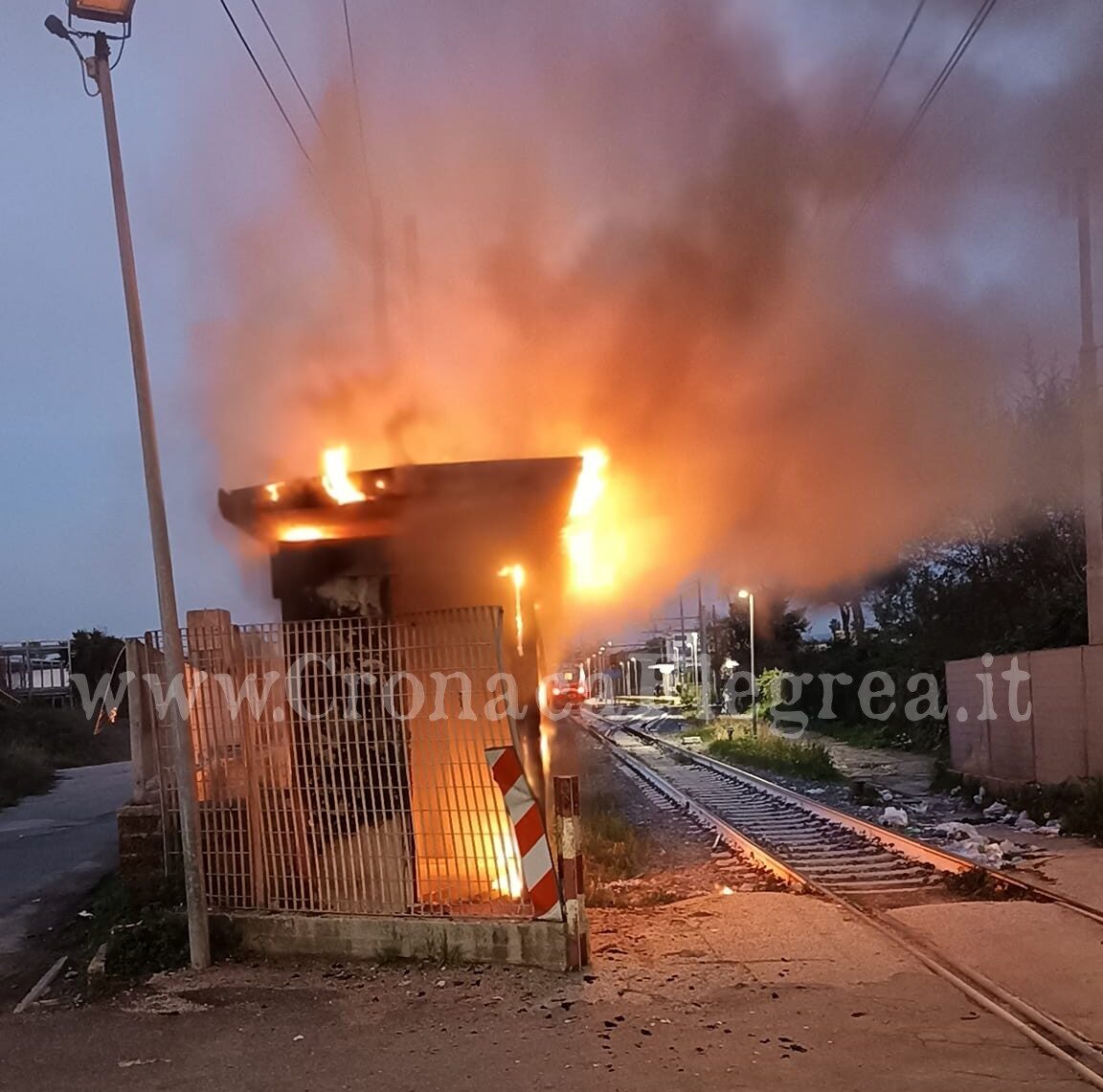 POZZUOLI/ Casotto del passaggio a livello in fiamme a Licola, intervengono i vigili del fuoco – LE FOTO