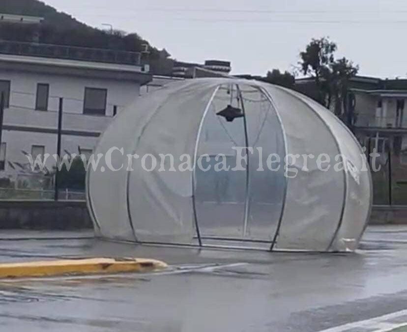 POZZUOLI/ Forte vento, gazebo di un locale vola in strada su un’auto ferma nel traffico – LE FOTO