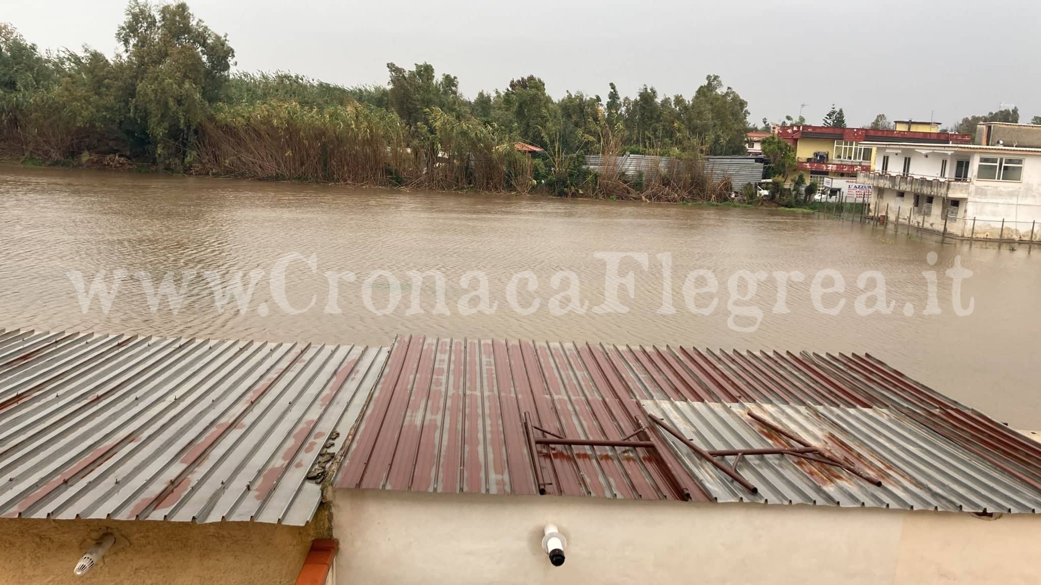 Maltempo, allagamenti nella Piana di Licola: paura esondazione per l’Alveo dei Camaldoli – LE FOTO