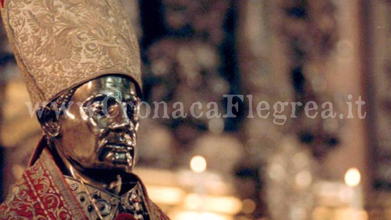 Pozzuoli in festa: il Busto di San Gennaro sul sagrato della chiesa, domani la processione