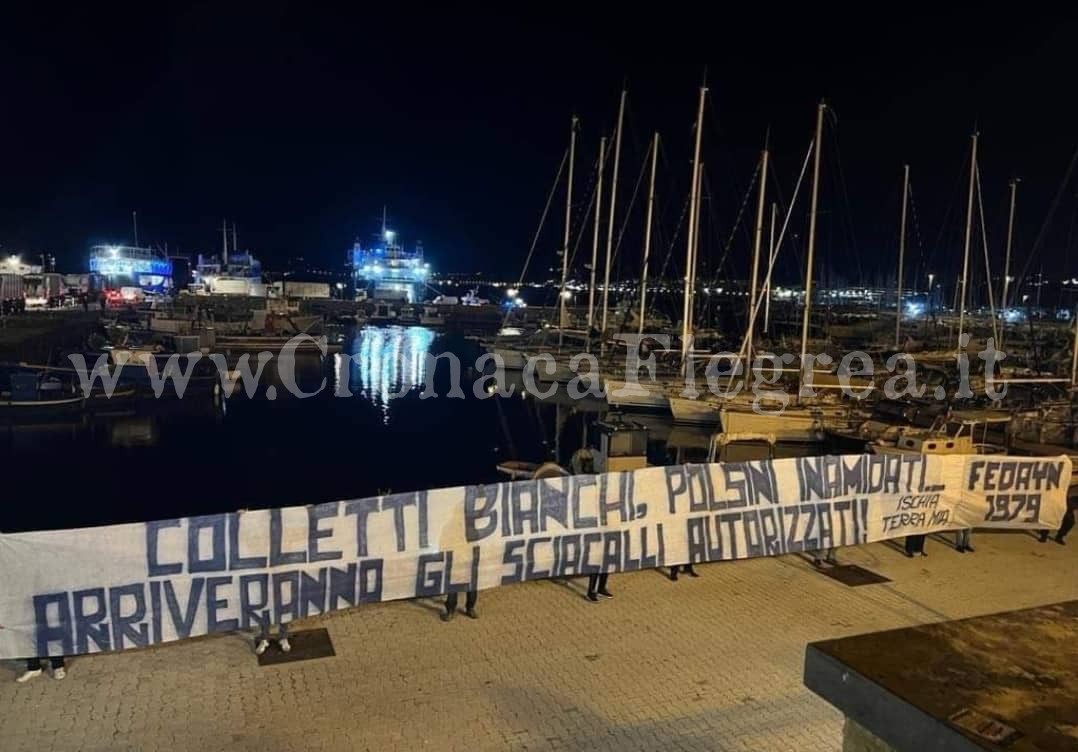 Ultras del Napoli bloccati per Ischia, striscione al porto di Pozzuoli “Arriveranno gli sciacalli autorizzati”