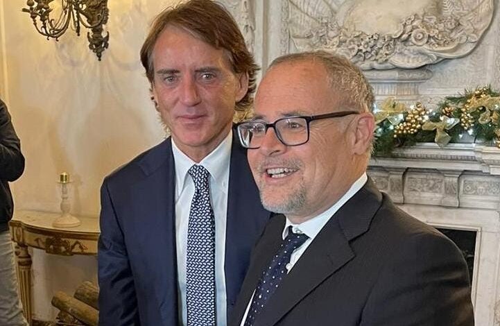 Il giornalista puteolano Pino Taormina premiato dal ct della Nazionale Roberto Mancini