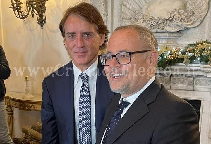 Il giornalista puteolano Pino Taormina premiato dal ct della Nazionale Roberto Mancini