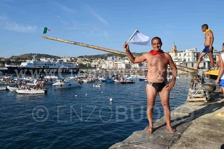 Pozzuoli dice addio a Biagio Rezzo, storica figura del Pennone a Mare