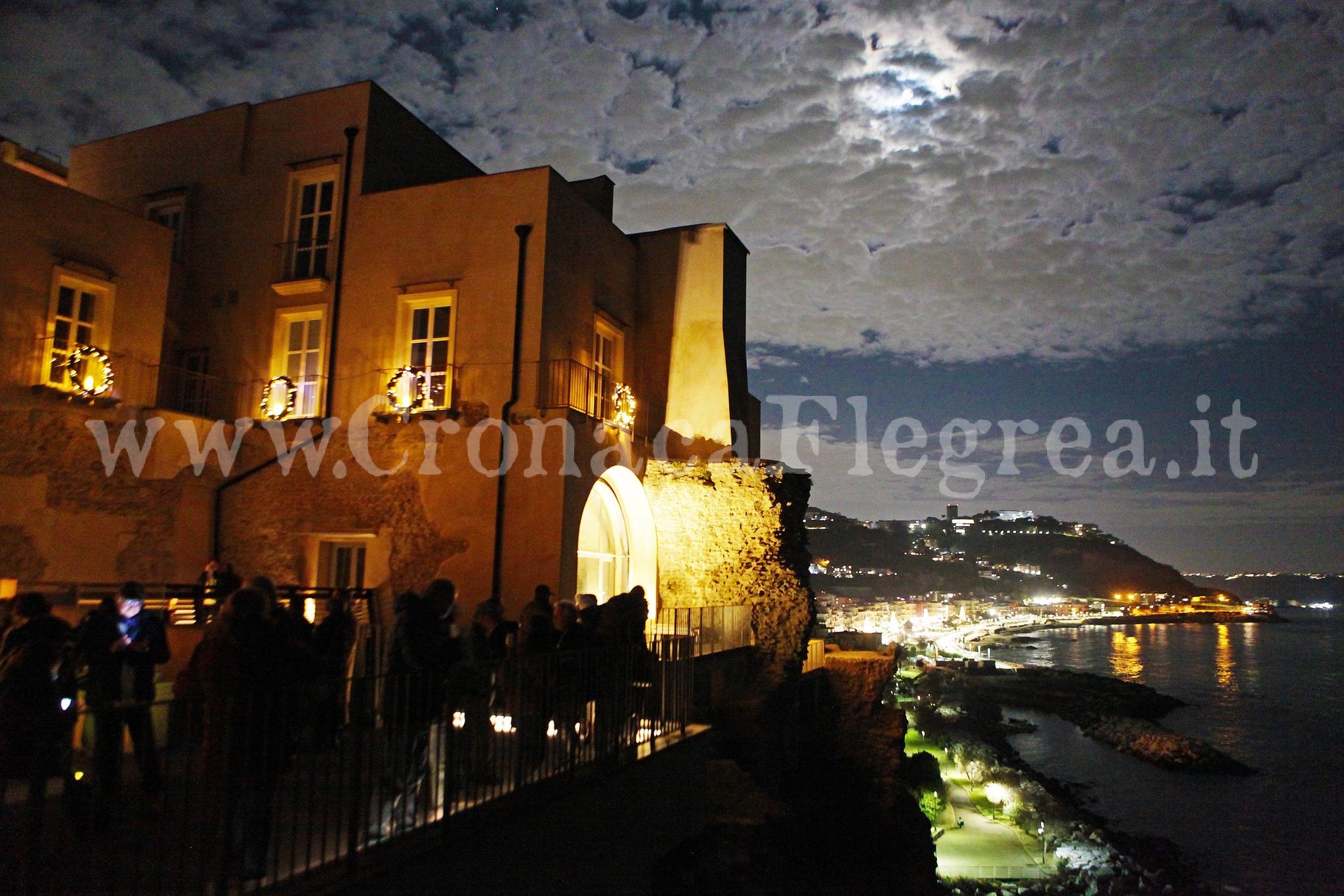 POZZUOLI/ La magia delle feste avvolge il Rione Terra: migliaia i visitatori – LE FOTO