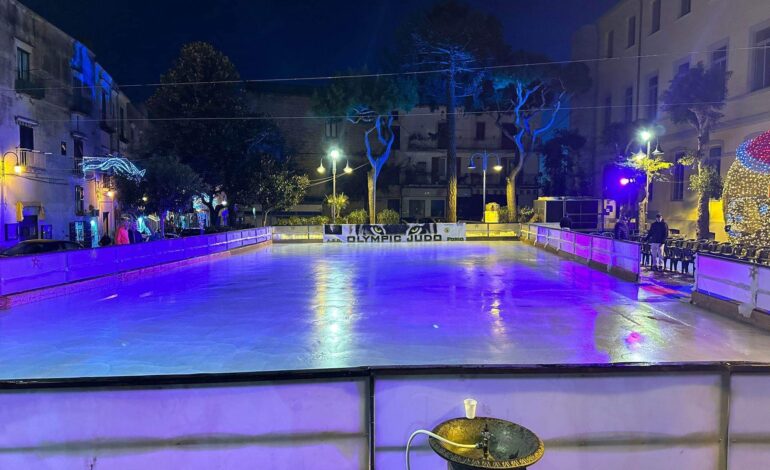 Natale a Bacoli, inaugurata la pista di pattinaggio sul ghiaccio