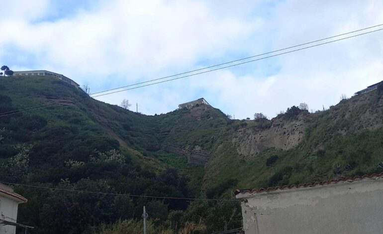 Rischio frana a Monte di Procida, chiusi tutti gli chalet in via Panoramica