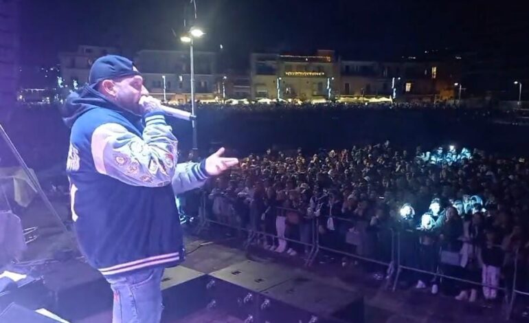 Clementino fa cantare e ballare Pozzuoli: spettacolo alla Darsena – LE FOTO