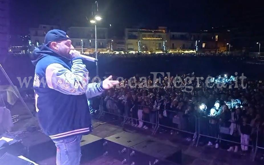 Clementino fa cantare e ballare Pozzuoli: spettacolo alla Darsena – LE FOTO