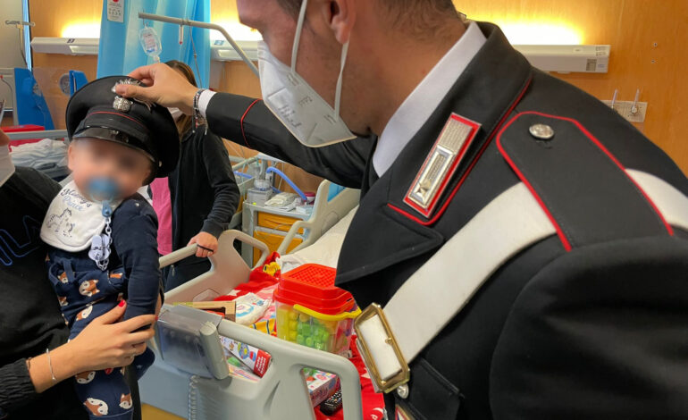 I carabinieri portano doni ai piccoli pazienti dell’ospedale di Pozzuoli – LE FOTO