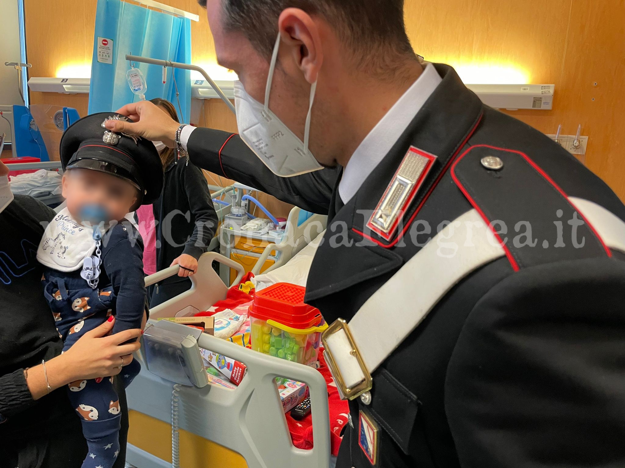 I carabinieri portano doni ai piccoli pazienti dell’ospedale di Pozzuoli – LE FOTO