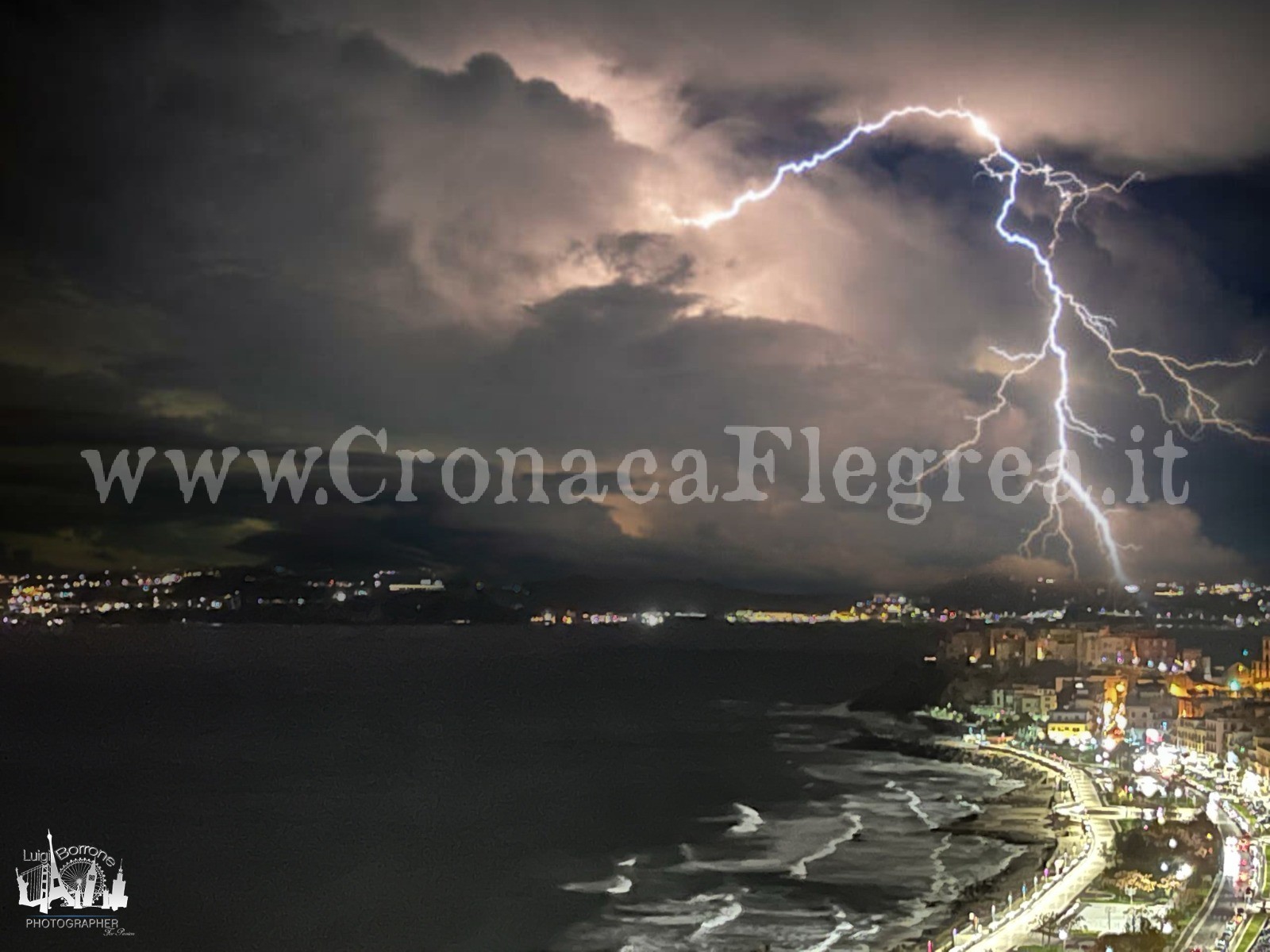 Temporale nella notte: la foto che immortala il fulmine su Pozzuoli