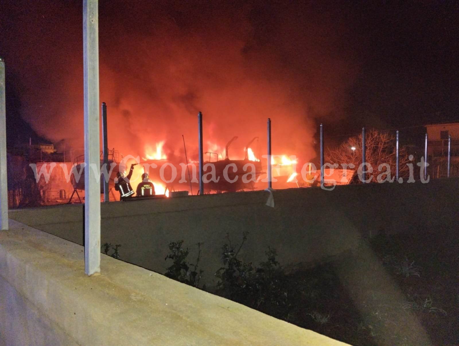 BACOLI/ Rimessaggio nautico a fuoco: incendiate tre barche