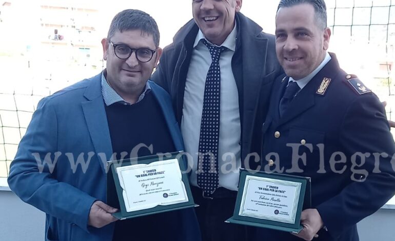«Un gol per la pace»: insieme al sindaco premiato anche un poliziotto del commissariato di Pozzuoli