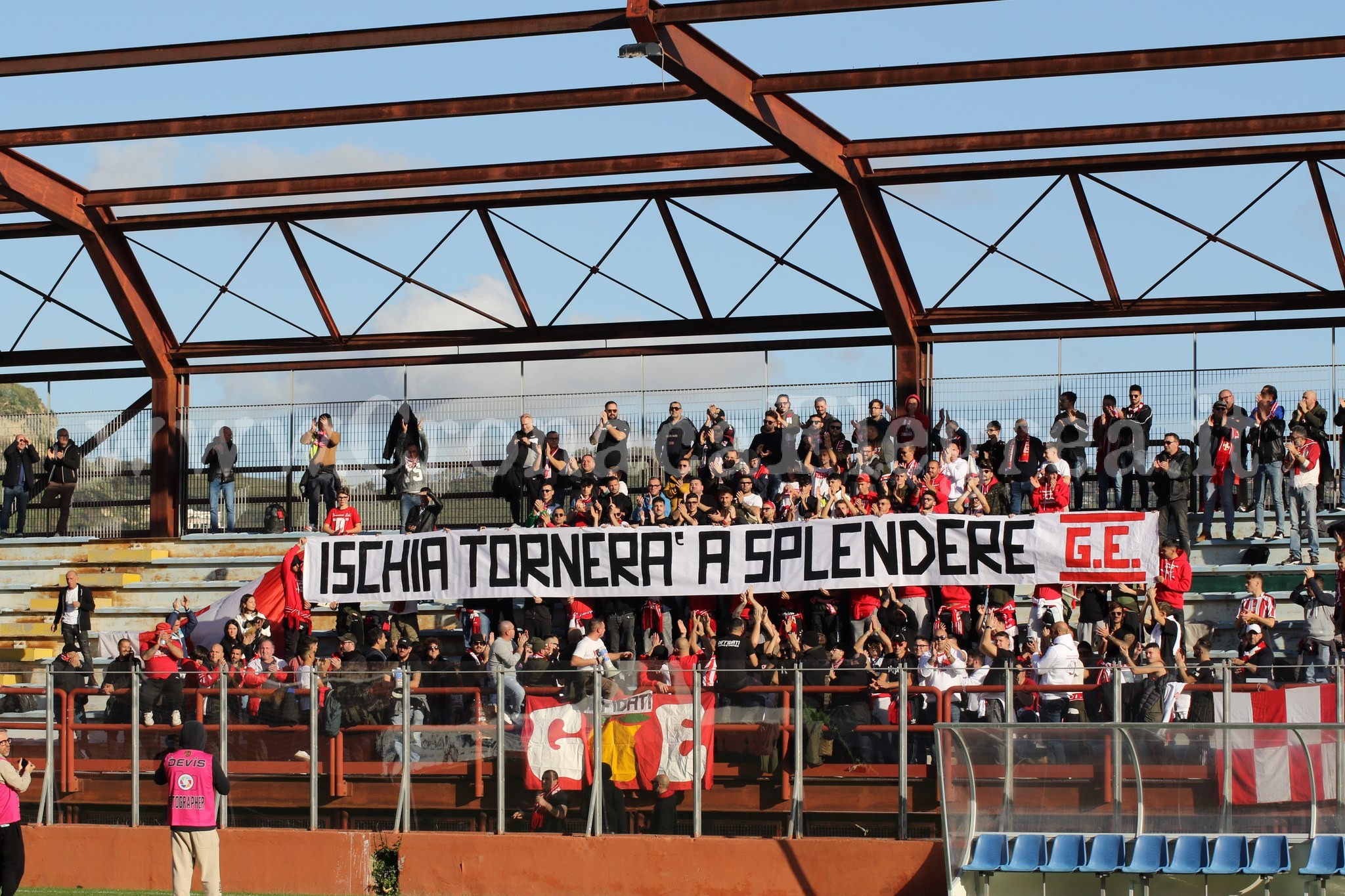 «Ischia tornerà a splendere» lo striscione di affetto esposto dai tifosi del Barletta a Pozzuoli