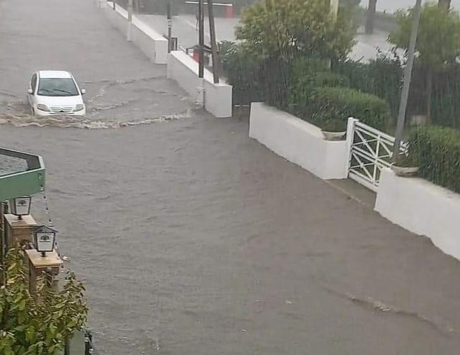 CAMPI FLEGREI/ Bomba d’acqua e vento forte: disagi sul territorio