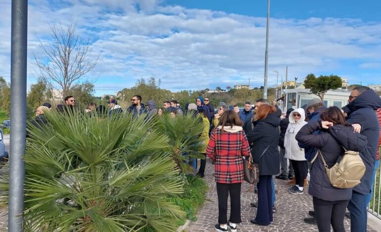 Chalet chiusi a Monte di Procida, sit-in via Panoramica: «Chiediamo risposte»