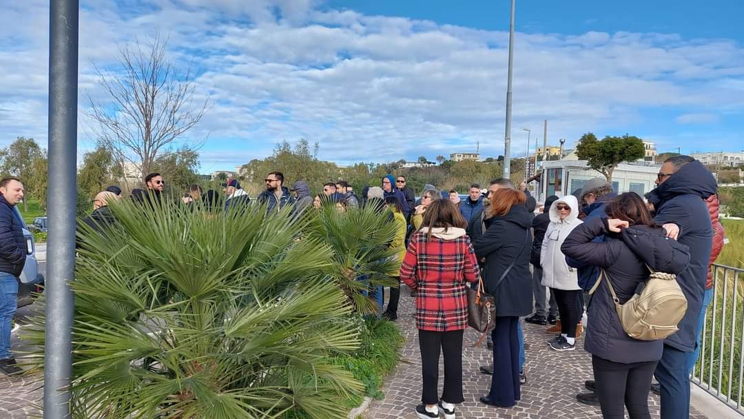 Chalet chiusi a Monte di Procida, sit-in via Panoramica: «Chiediamo risposte»