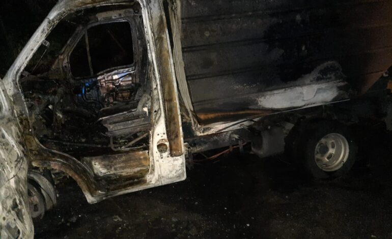 POZZUOLI/Camion per la raccolta rifiuti dato alle fiamme nella notte – LE FOTO