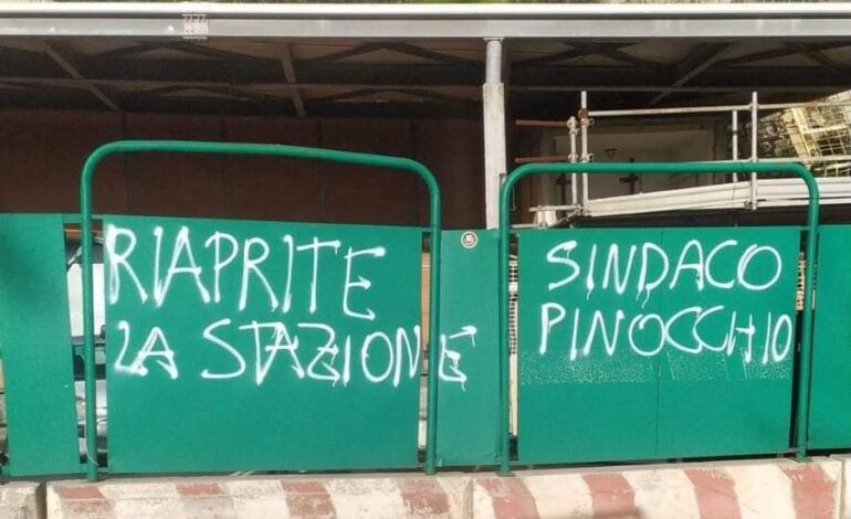 BACOLI/ Stazione di Baia, scritte contro il sindaco “Pinocchio”