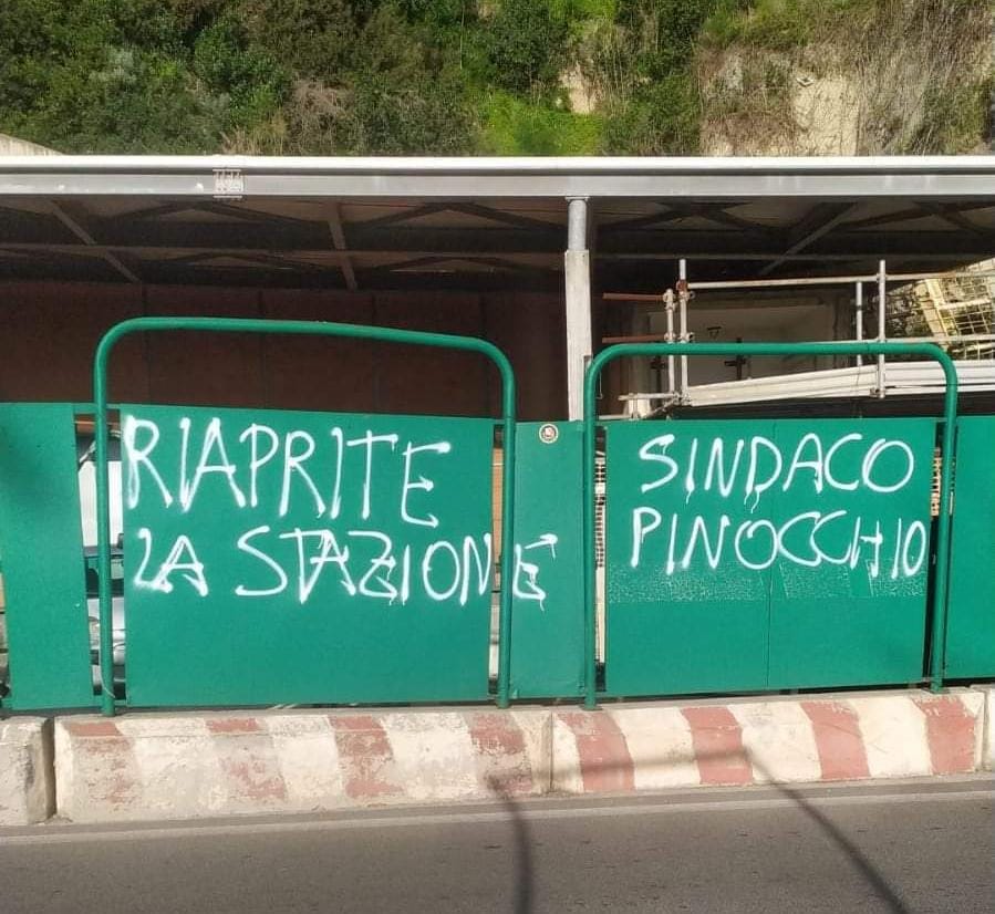 BACOLI/ Stazione di Baia, scritte contro il sindaco “Pinocchio”