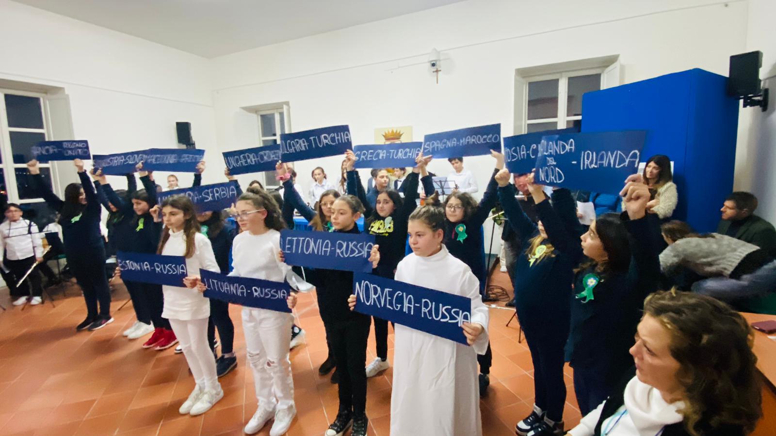 Shoah, a Pozzuoli spettacolo degli alunni della scuola Rodari-Annecchino – LE FOTO
