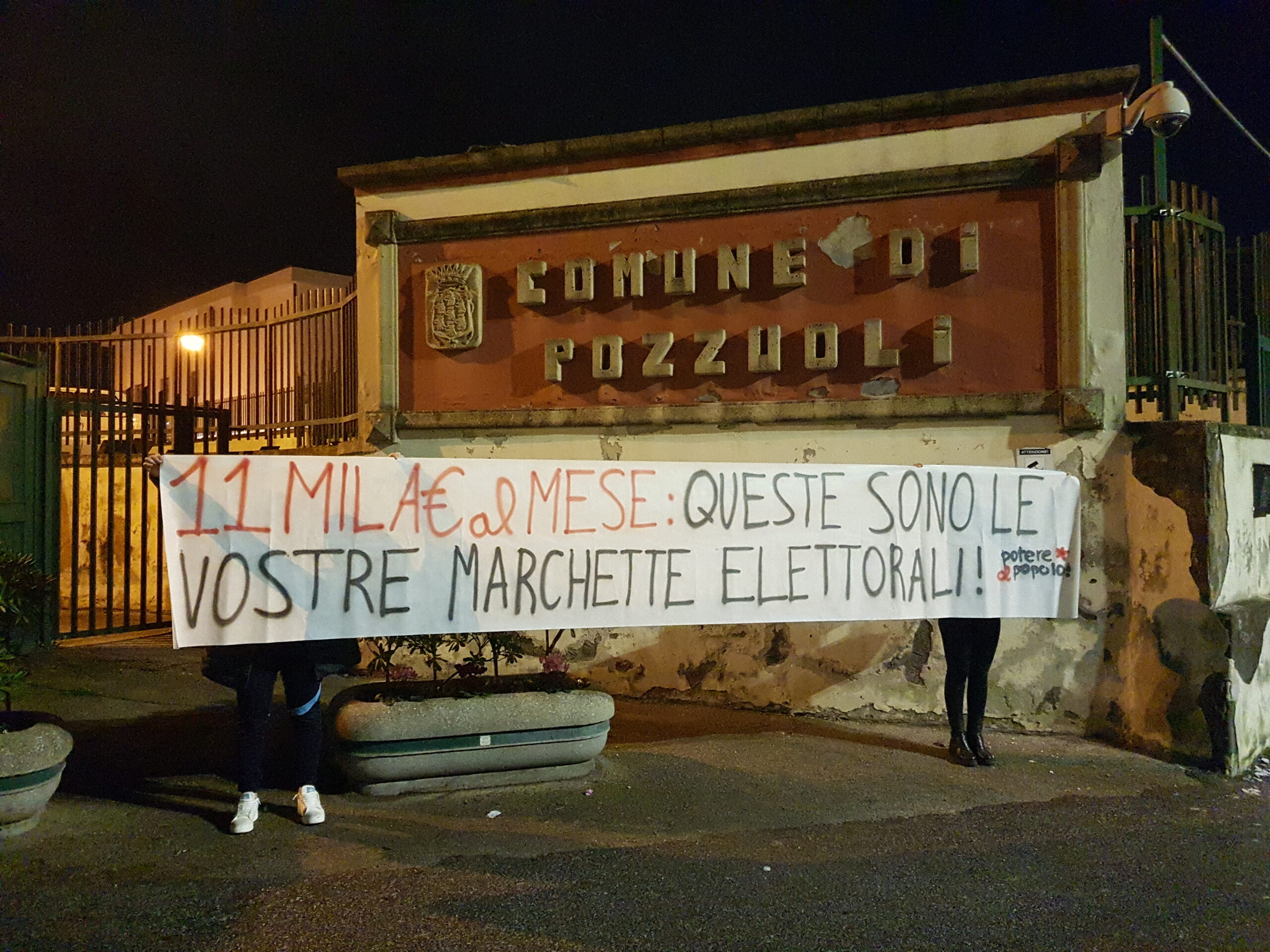 Striscione al Comune di Pozzuoli contro il Capo di Gabinetto: «11mila euro al mese per le vostre marchette elettorali»