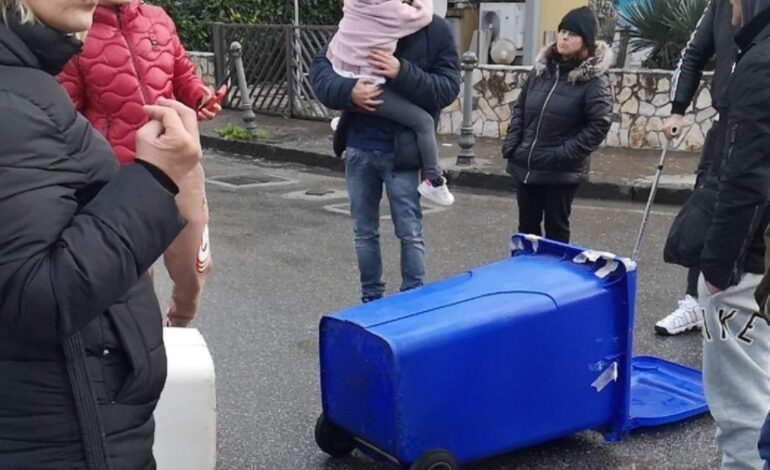 BACOLI/ Black out elettrico, protesta di commercianti e residenti