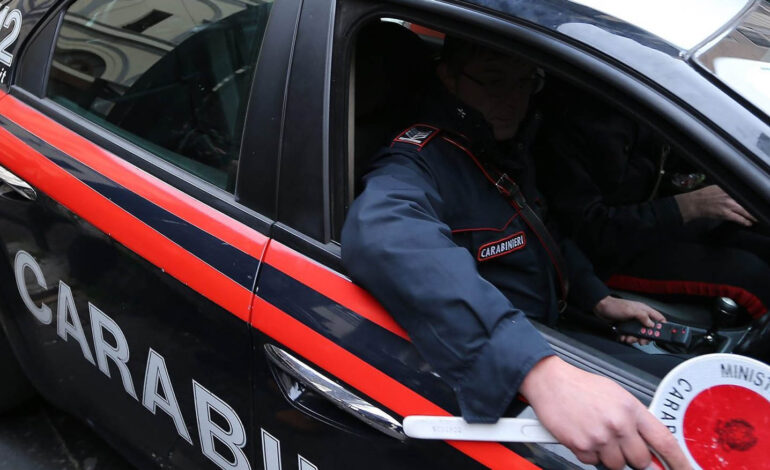 POZZUOLI/ Forzano un posto di blocco: fermati due giovani a San Vito