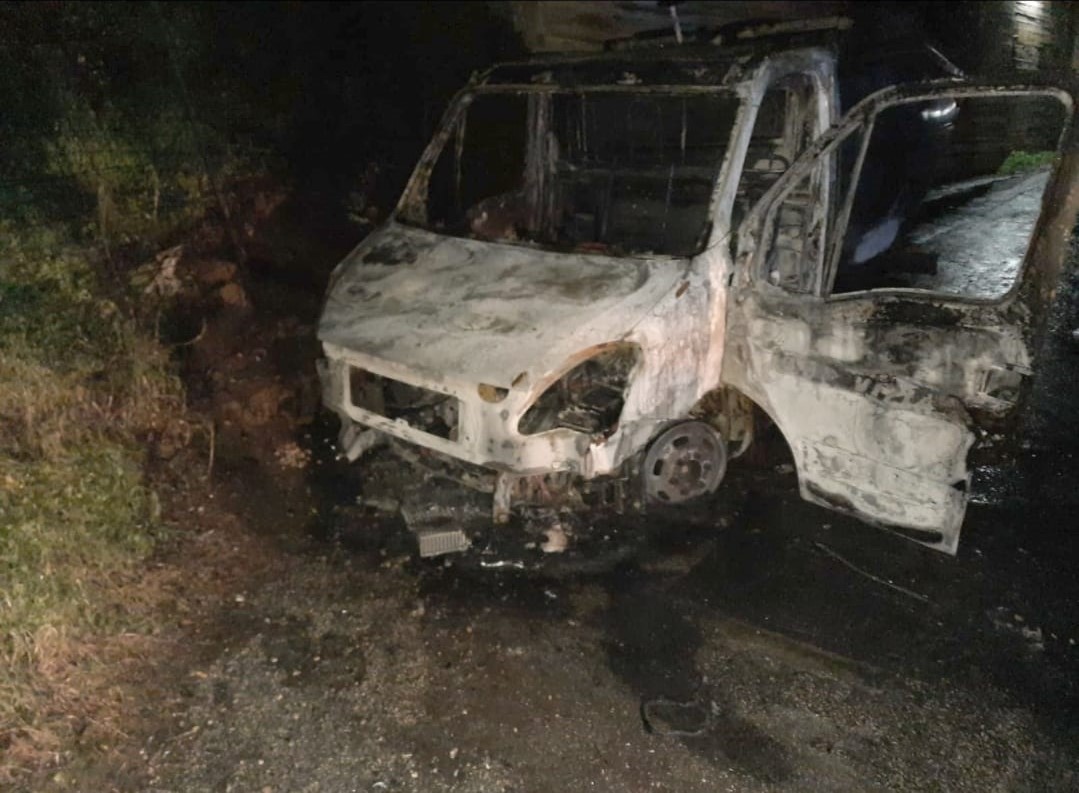 POZZUOLI/ Camion rifiuti dato alle fiamme da tre uomini armati: c’è l’ombra del racket