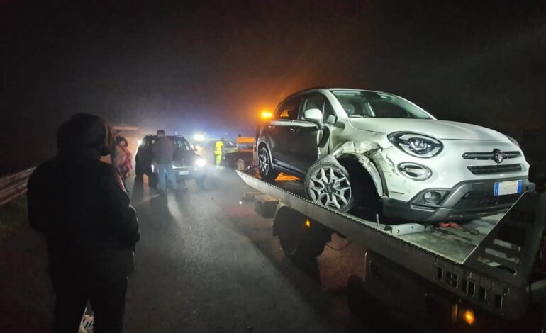 POZZUOLI/ Maxi tamponamento tra Monterusciello e Licola: 5 auto coinvolte, 2 feriti – LE FOTO