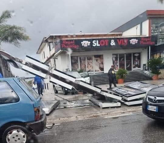 Maltempo, crolla grosso tabellone pubblicitario a Varcaturo – LA FOTO