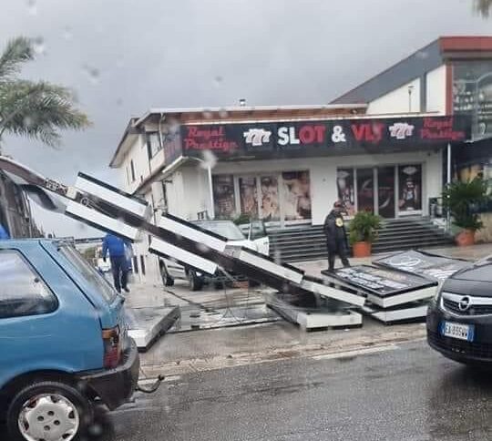 Maltempo, crolla grosso tabellone pubblicitario a Varcaturo – LA FOTO