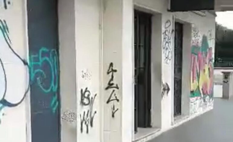 POZZUOLI/ Vandalizzata la stazione della cumana di Lucrino – LE FOTO