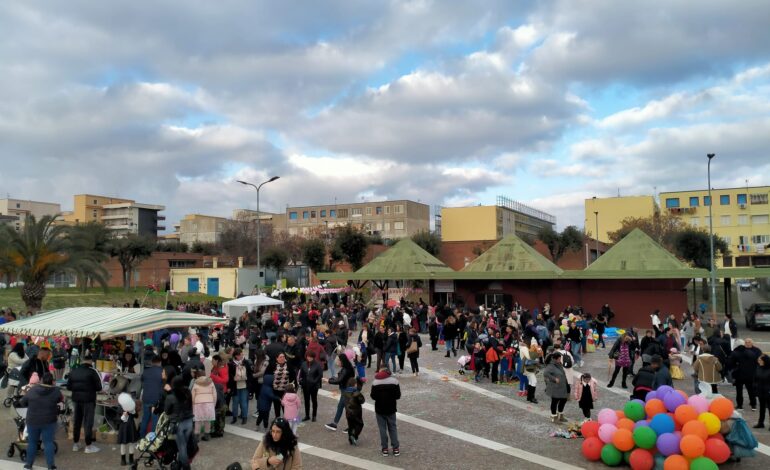 POZZUOLI/ Centinaia di bambini in piazza: successo per il Carnevale di Monterusciello – LE FOTO