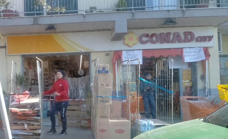 POZZUOLI/ Vetrate sfondate con auto-ariete: colpiti un supermercato e un bar